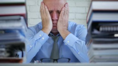 Muhasebe Dairesi sıkılmış ve hayal kırıklığına işadamı