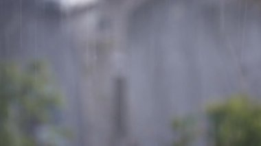 Bir yağmurlu bir gün ve sokak araba trafik ile ateş