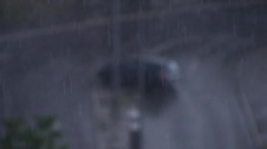 Bir yağmurlu bir gün ve sokak araba trafik ile ateş