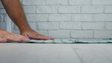 Adam akşam yemeği için tablo düzenlemek ve taze ekmek dilimleri sepet koymak