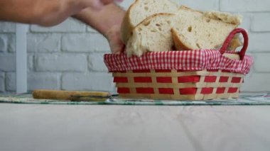 Adam ekmek sepetle al ve yemekten sonra masa temiz