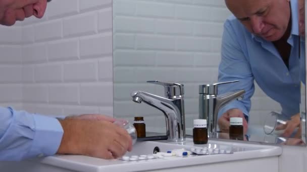 Hombre Baño Vacía Vaso Agua Tomar Teléfono Celular Del Fregadero — Vídeos de Stock