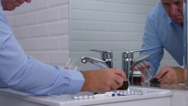 Mann Büro Badezimmer Nimmt Tabletten Mit Wasser — Stockvideo
