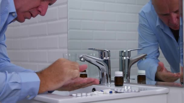 Sufrimiento Persona Elegir Tomar Píldoras Del Fregadero Del Baño — Vídeos de Stock