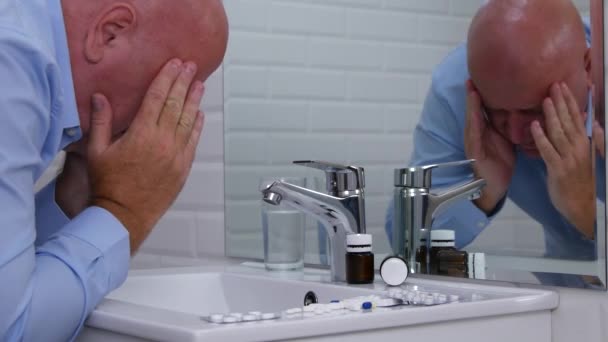 Hombre Negocios Que Sufre Gran Dolor Cabeza Baño Con Cabeza — Vídeo de stock