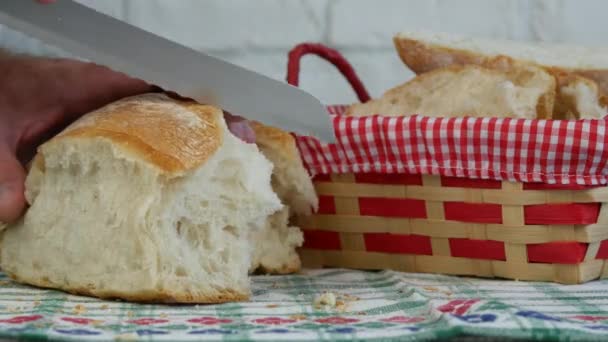 Mann Schneidet Mit Messer Frisches Hausgemachtes Brot Auf Den Tisch — Stockvideo