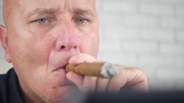 Office odasında bir aromalı puro sigara işadamı görüntüsü