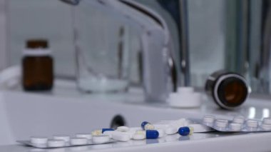 Bir bardak su ile banyo almak haplarla erkekte acı