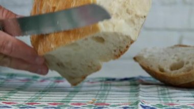 Taze ve lezzetli ekmek masanın üzerine dilimler halinde kesip adam