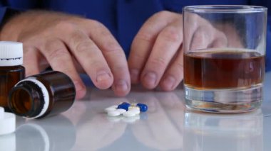 Tablo Al hap sallayarak elinizle bağımlısı adam