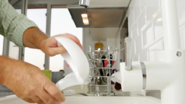 Hombre Lavando Platos Trabajando Casa Cocina — Vídeo de stock