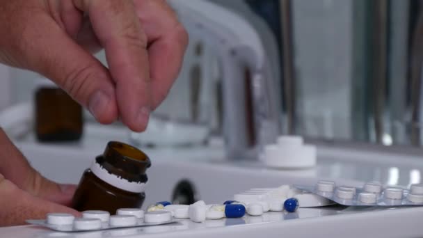 Hombre Baño Elegir Pastillas Para Una Cura Médica — Vídeos de Stock