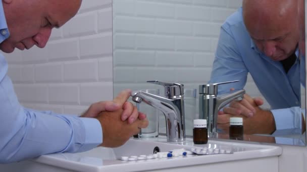 Homem Nervoso Sofre Dor Banheiro Olhando Para Pílulas Drogas Médicas — Vídeo de Stock