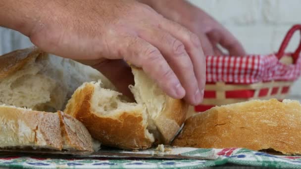 Imagem Com Mãos Homem Colocando Pão Cesta — Vídeo de Stock