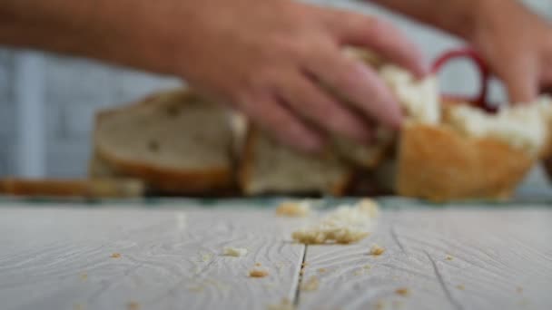 Beeld Wazig Met Man Handen Brood Zetten Door Mand — Stockvideo