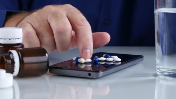 Человек Сортировать Медицинские Таблетки Поверхности Экрана Мобильного Телефона — стоковое видео