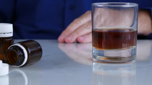 Stäng Upp Bilden Med Mannen Piller Och Dricker Alkohol — Stockvideo