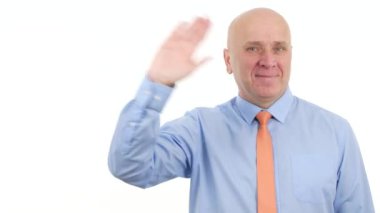 Mutlu işadamı gülümseme ve Merhaba el hareketleri yapmak