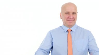 Hareketleri hevesli işadamı gülümseme ve yapmak çift başparmak yukarı ve iyi iş