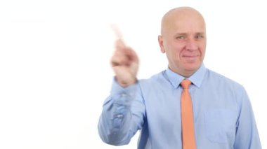 İşadamı gülümseme ve yapmak yok parmak işaret olumsuzlama hareketleri