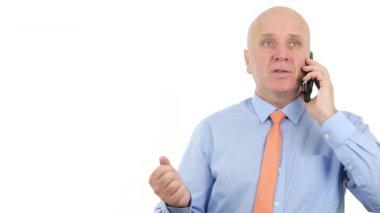 Yöneticisi cep telefonu kullanarak iş konuşmak ve kendinden emin Gesticulate