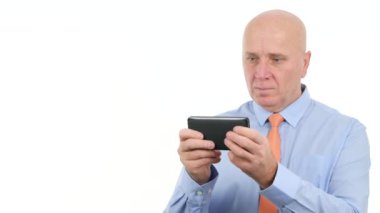 Smartphone kablosuz bağlantı kullanarak işadamı metin meşgul