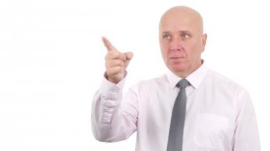 Ciddi iş adamı işaret parmağı ve başparmak yukarıya iyi iş el hareketleri ile