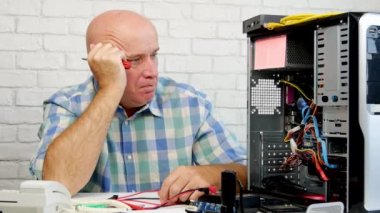 Hayal kırıklığına uğramış ve umutsuz bir bilgisayar içinde görünen adam