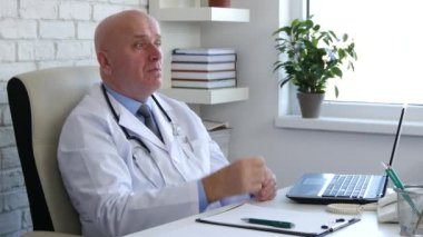 Doktor hastane kabine dinle bir hasta ve Ok el işareti ile onaylama