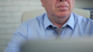 İşadamı oda ofis dizüstü bilgisayarı kullanıyor ve bir kahve içmek