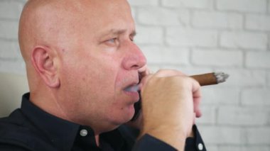 İşadamı aromalı puro duman ve cep telefonu için