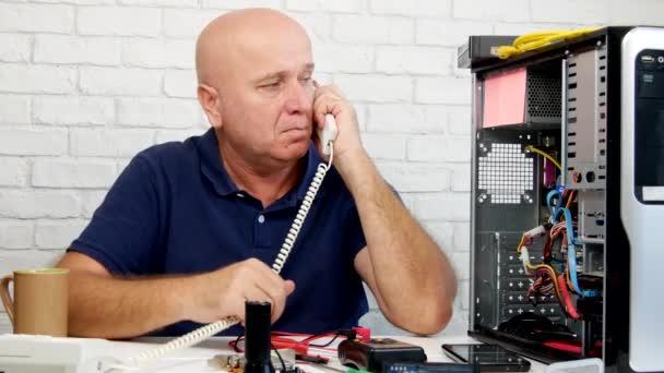 Homem Trabalhando Manutenção Computador Fale Com Telefone Gesticular — Vídeo de Stock