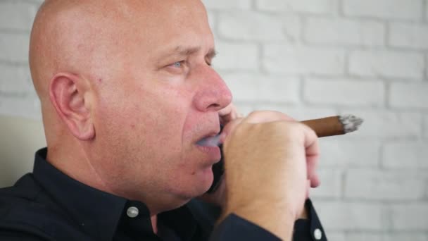 Бизнесмен Курит Ароматизированную Сигару Разговаривает Мобильным Телефоном — стоковое видео