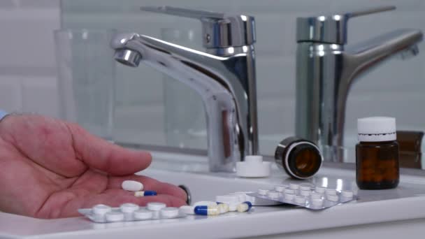 男性浴室で水と医療薬を飲む — ストック動画