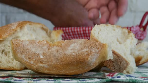 Fechar Atire Com Homem Que Arranja Pão Fresco Uma Cesta — Vídeo de Stock