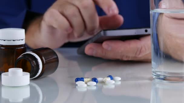 Homens Depois Tomar Pílulas Médicas Use Nervoso Decepcionado Smartphone — Vídeo de Stock