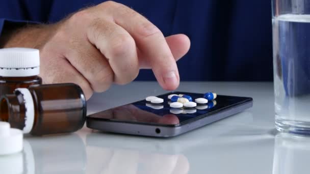 Uomo Selezionare Pillole Medicinali Dalla Superficie Dello Schermo Dello Smartphone — Video Stock