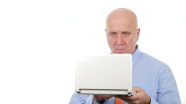 Kendine güvenen işadamı göndermek bilgi kullanma Laptop kablosuz bağlantı