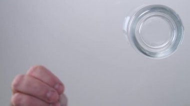 Adam şeffaf masaya bazı tıbbi hapları O'nun el koy.