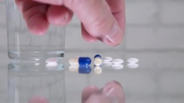 Adamı kabul tablodan tıbbi ilaç temiz su ile