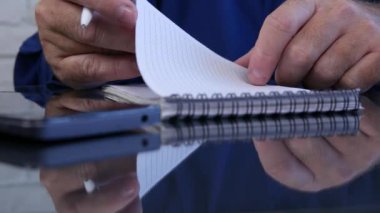 Adam oda ofis yazma gündem sayfalarında eller