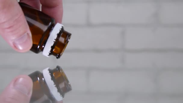 Mano Hombre Vacía Mesa Transparente Una Botella Médica Con Píldoras — Vídeo de stock