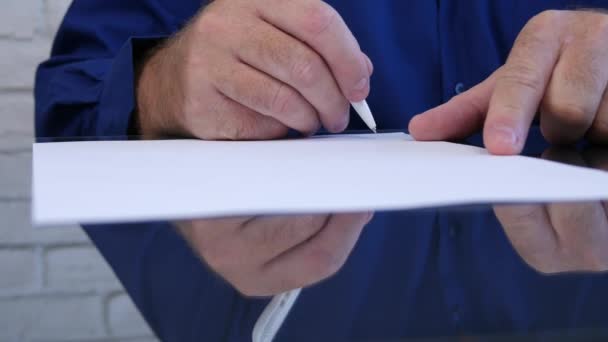 Крупный План Человек Руки Подписания Контракта Офисе Столе — стоковое видео