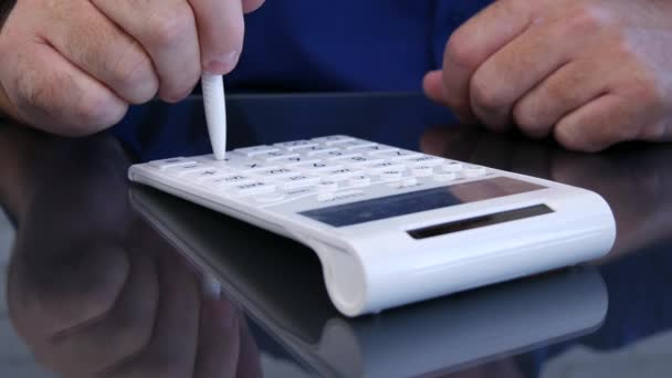 Hombre Manos Imagen Escritorio Calculando Usando Una Pluma Añadiendo Máquina — Vídeos de Stock