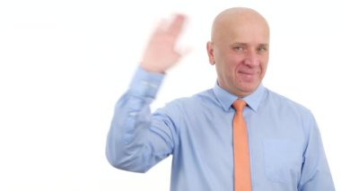 Kendine güvenen işadamı gülümseme kamera ve yapmak Merhaba el hareketleri için arıyorsunuz