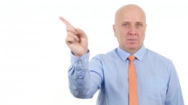 Kameraya bakarak ciddi işadamının katılmıyorum ve hiçbir parmak işareti yapmak