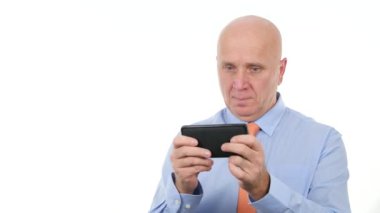Cep telefonu kablosuz iletişim kullanarak işadamı metin meşgul