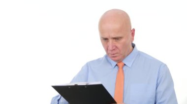 Meşgul işadamı Pano kağıt listeden kontrol