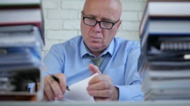 İşadamı muhasebe ofis mali belgeleri okuma