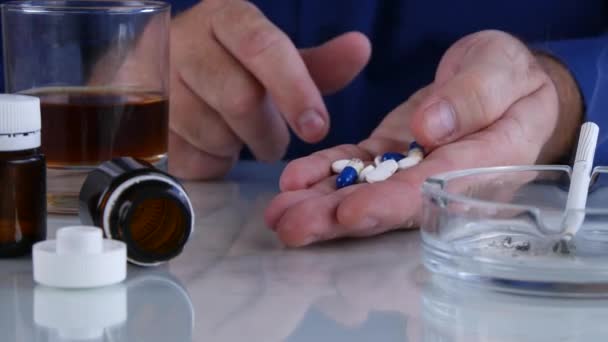 Une personne vicieuse prend des médicaments avec de l'alcool et de la cigarette fumée 